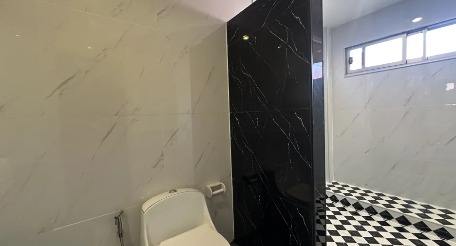 For rent 3 bedrooms office in Khlong Toei, Bangkok