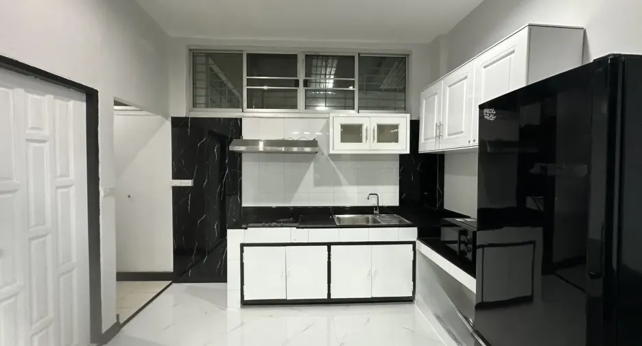 For rent 3 bedrooms office in Khlong Toei, Bangkok