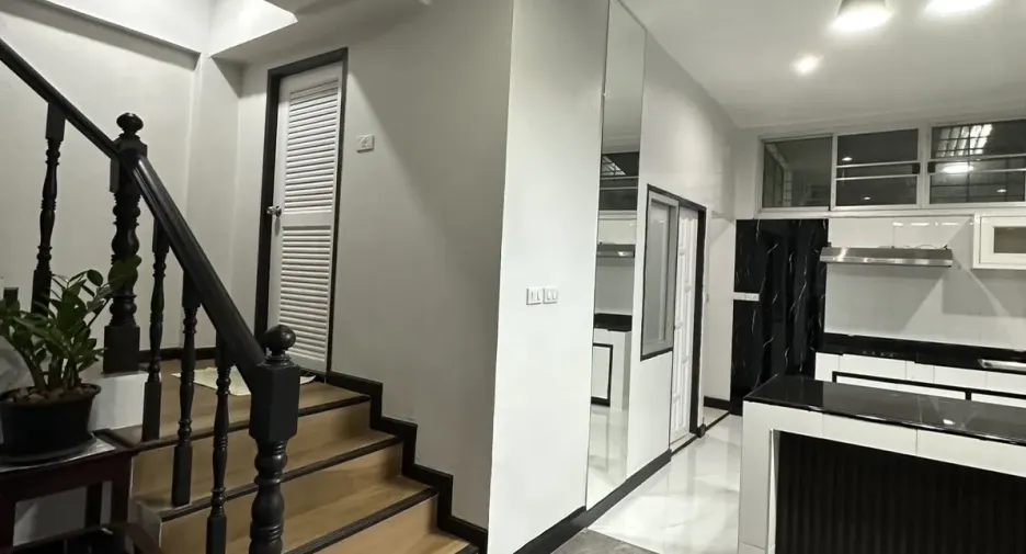 For rent 3 bedrooms office in Khlong Toei, Bangkok