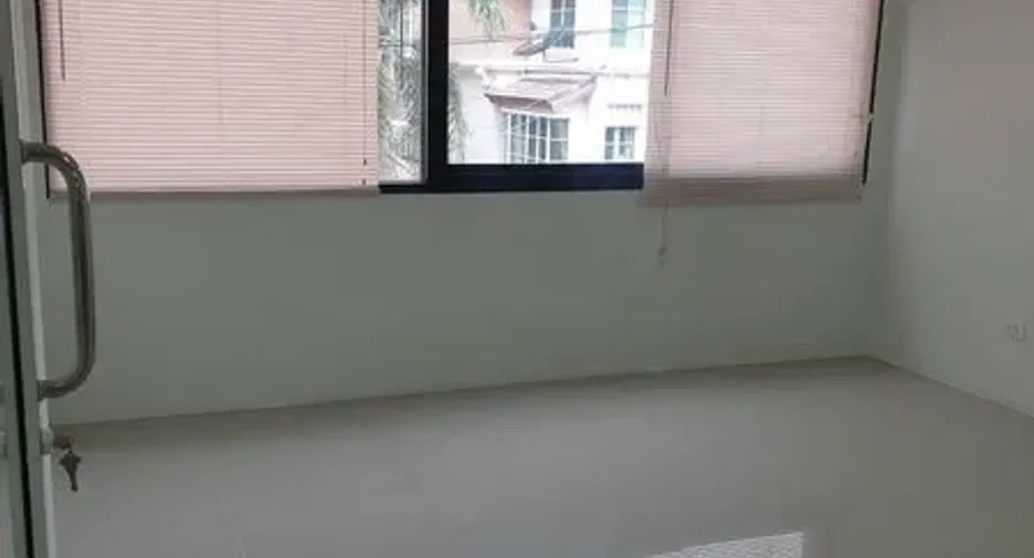 For rent office in Yan Nawa, Bangkok