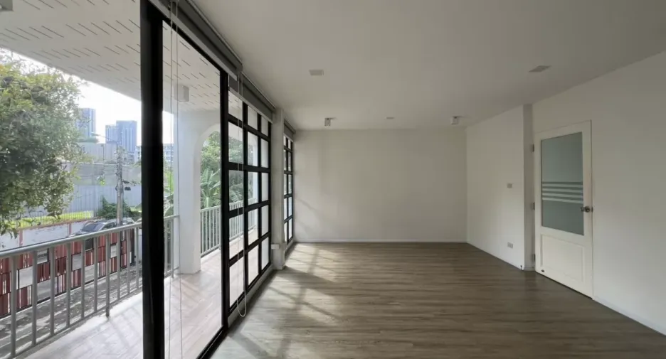 Büro zur Miete und zum Kauf mit 4 Zimmer in Phra Khanong, Bangkok
