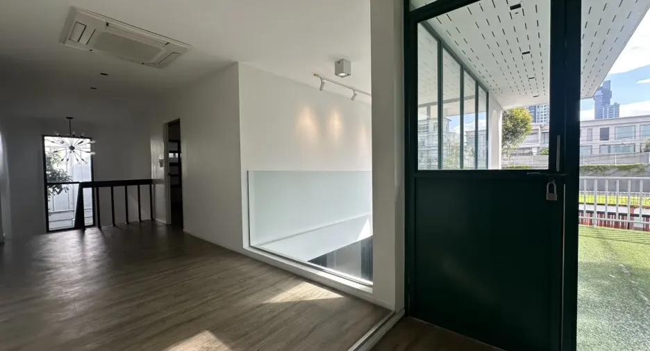 Büro zur Miete und zum Kauf mit 4 Zimmer in Phra Khanong, Bangkok