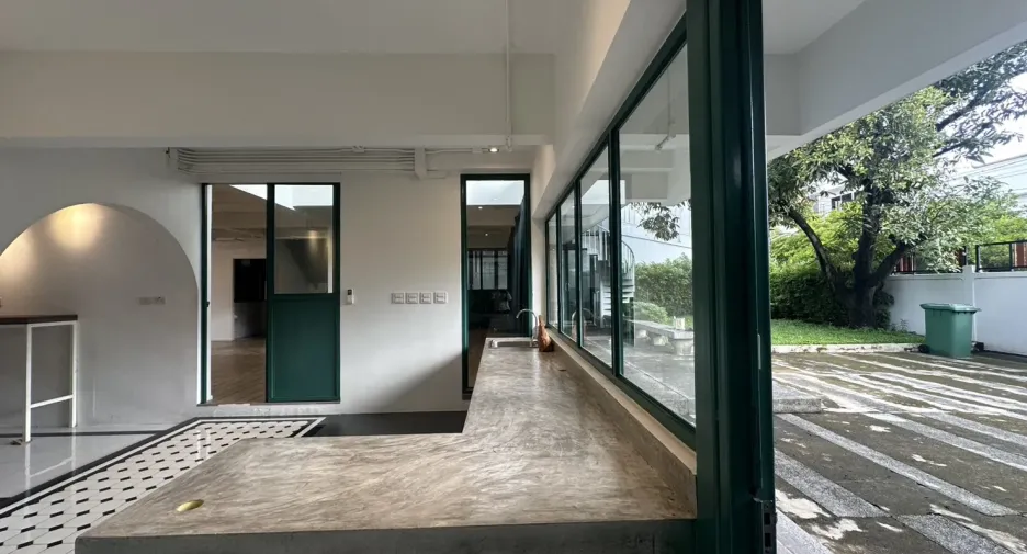 Büro zur Miete und zum Kauf mit 4 Zimmer in Phra Khanong, Bangkok
