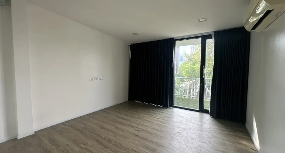 Büro zur Miete und zum Kauf mit 4 Zimmer in Phra Khanong, Bangkok