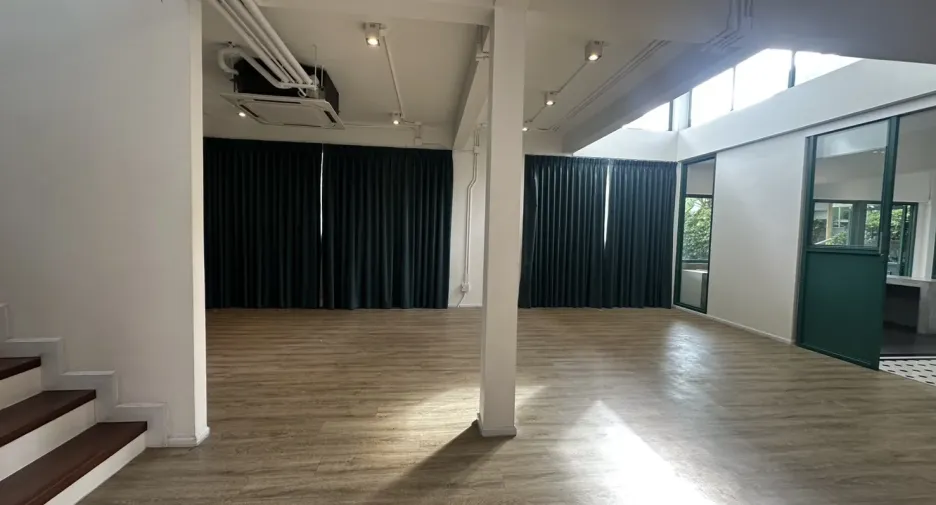 Büro zur Miete und zum Kauf mit 4 Zimmer in Phra Khanong, Bangkok