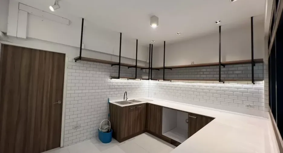 Büro zur Miete und zum Kauf mit 4 Zimmer in Phra Khanong, Bangkok