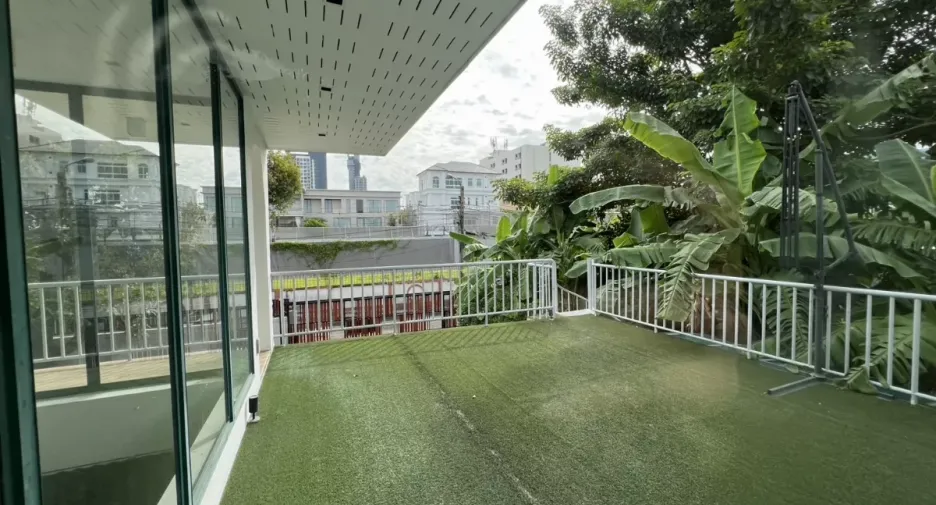 Büro zur Miete und zum Kauf mit 4 Zimmer in Phra Khanong, Bangkok