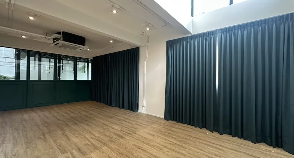 Büro zur Miete und zum Kauf mit 4 Zimmer in Phra Khanong, Bangkok