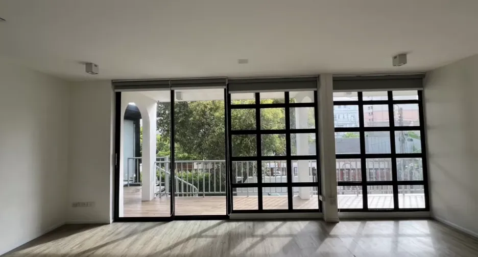 Büro zur Miete und zum Kauf mit 4 Zimmer in Phra Khanong, Bangkok