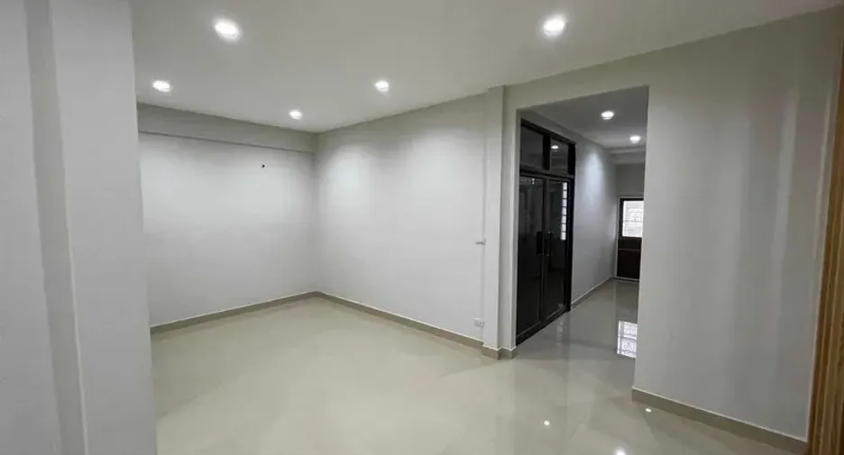 For rent 3 bedrooms office in Din Daeng, Bangkok