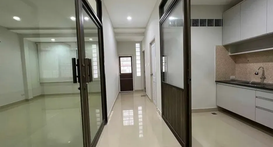 For rent 3 bedrooms office in Din Daeng, Bangkok