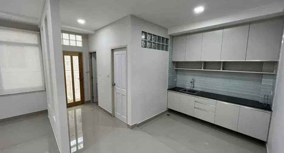 For rent 3 bedrooms office in Din Daeng, Bangkok