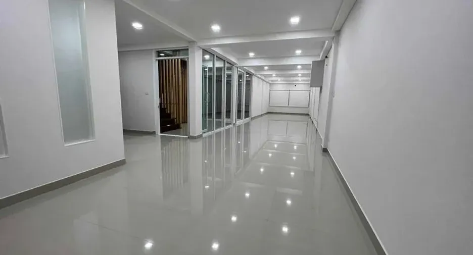 For rent 3 bedrooms office in Din Daeng, Bangkok
