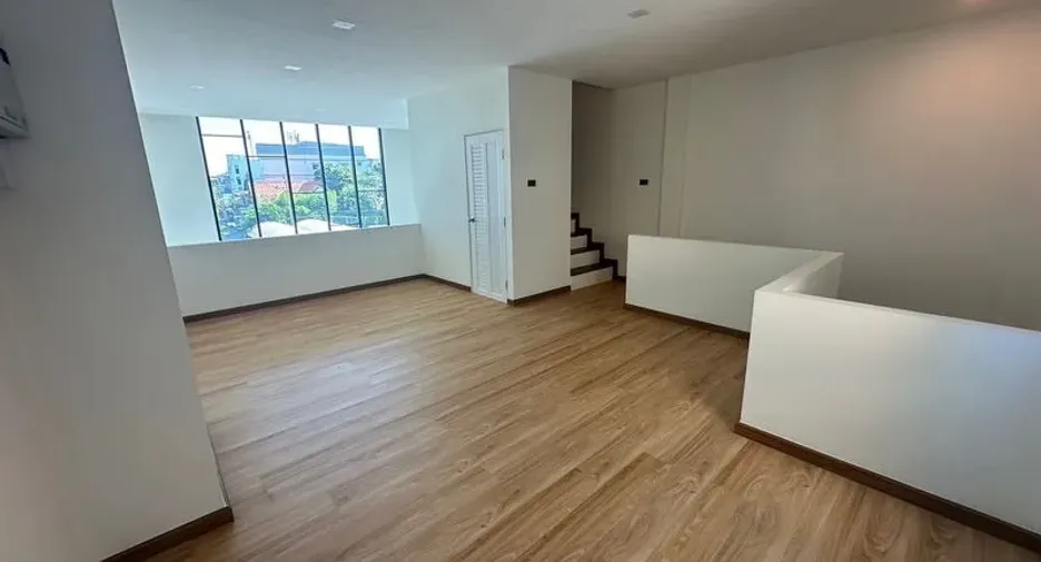 For rent 3 bedrooms office in Lat Phrao, Bangkok
