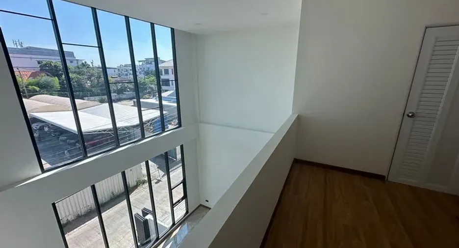 For rent 3 bedrooms office in Lat Phrao, Bangkok