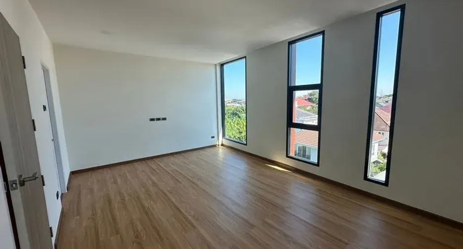 For rent 3 bedrooms office in Lat Phrao, Bangkok