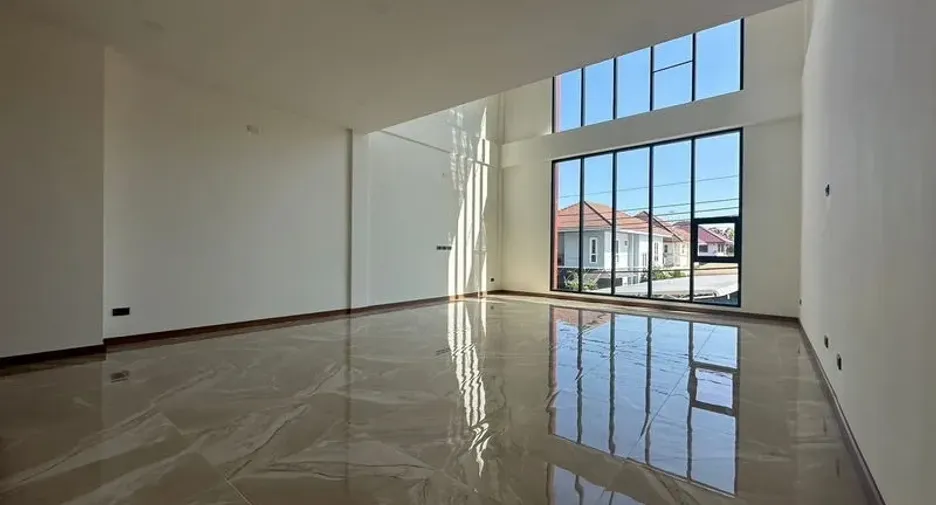 For rent 3 bedrooms office in Lat Phrao, Bangkok