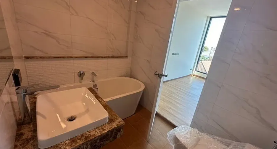 For rent 3 bedrooms office in Lat Phrao, Bangkok