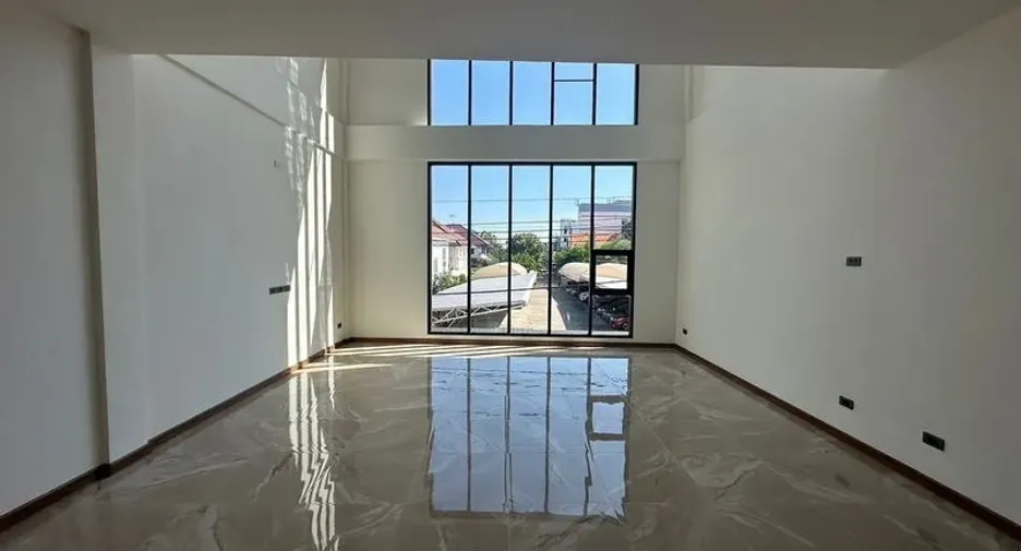 For rent 3 bedrooms office in Lat Phrao, Bangkok