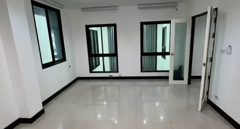 For rent office in Wang Thonglang, Bangkok