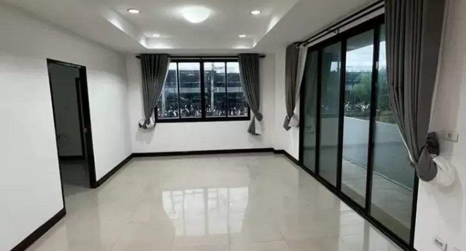 For rent office in Wang Thonglang, Bangkok