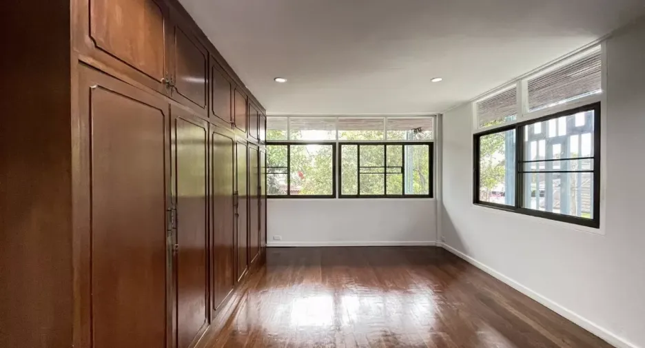 For rent 6 bedrooms office in Din Daeng, Bangkok