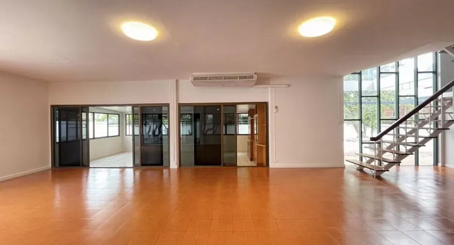 For rent 6 bedrooms office in Din Daeng, Bangkok