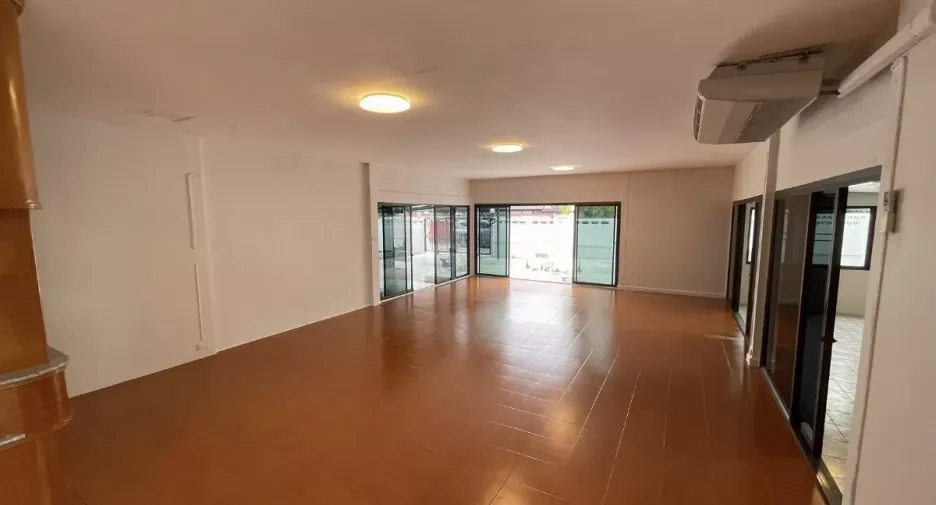 For rent 6 bedrooms office in Din Daeng, Bangkok