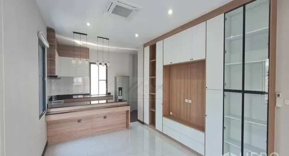 For rent 4 bedrooms office in Watthana, Bangkok