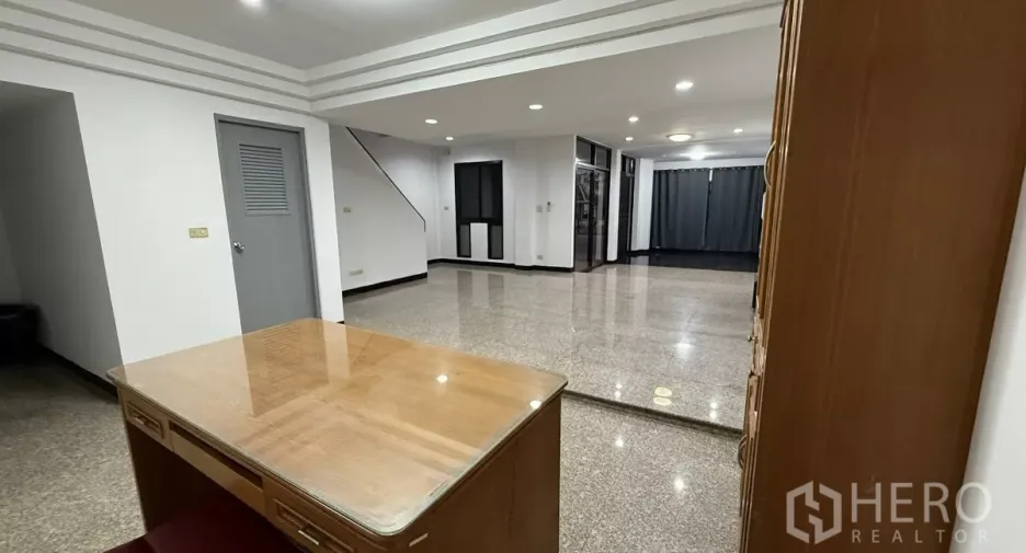 For rent 4 bedrooms office in Bang Na, Bangkok