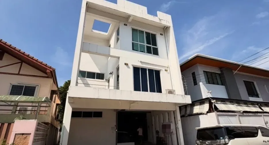 Oficina en alquiler de 5 habitaciones en Huai Khwang, Bangkok