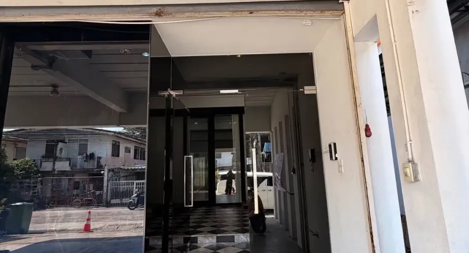 Oficina en alquiler de 5 habitaciones en Huai Khwang, Bangkok