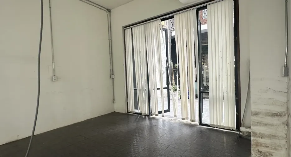 For rent 4 bedrooms office in Pathum Wan, Bangkok
