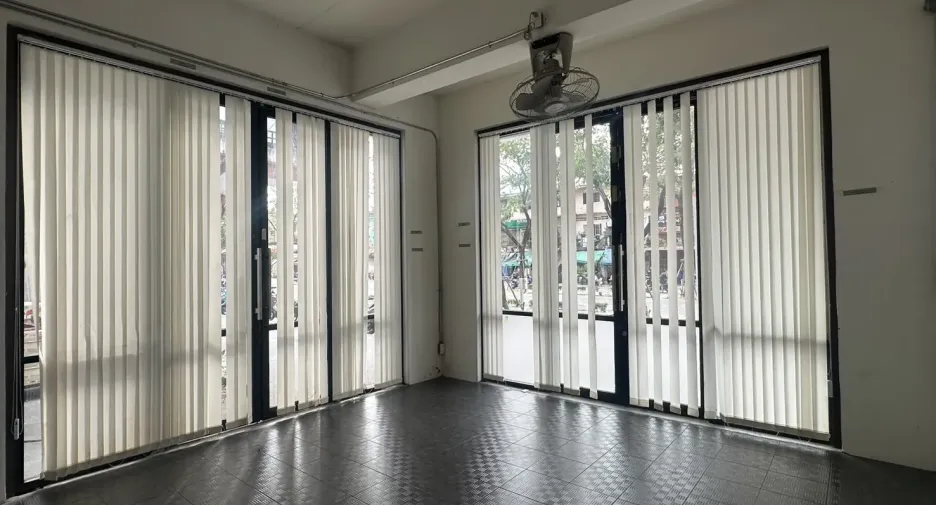 For rent 4 bedrooms office in Pathum Wan, Bangkok