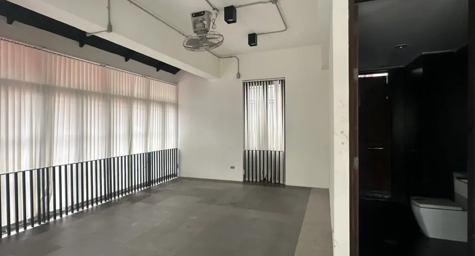 For rent 4 bedrooms office in Pathum Wan, Bangkok