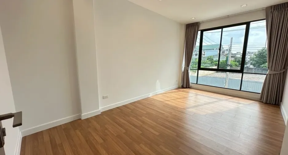 For rent 3 bedrooms office in Lat Phrao, Bangkok