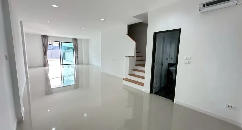 For rent 3 bedrooms office in Lat Phrao, Bangkok