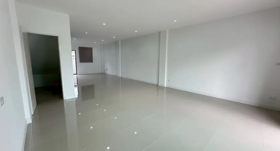 For rent 3 bedrooms office in Lat Phrao, Bangkok