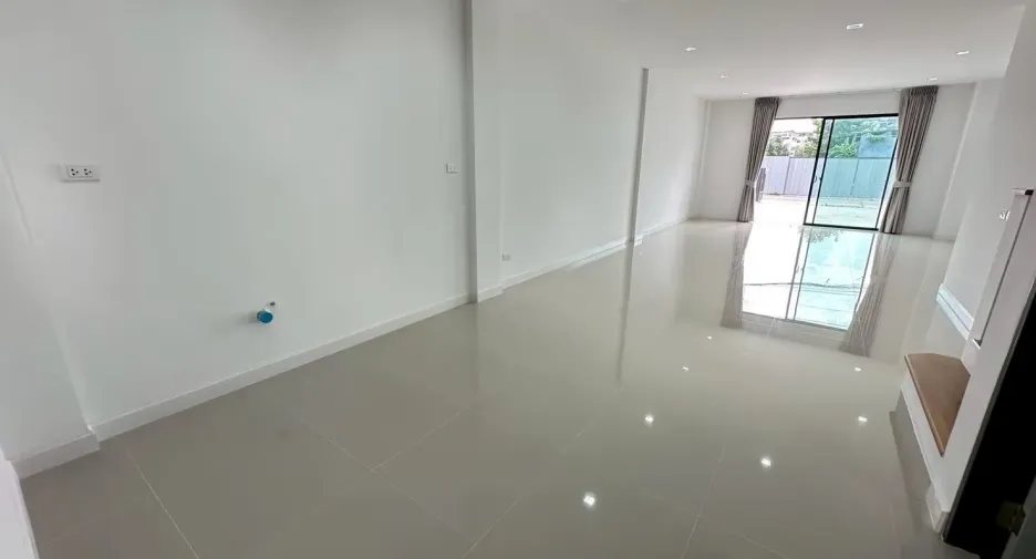 For rent 3 bedrooms office in Lat Phrao, Bangkok