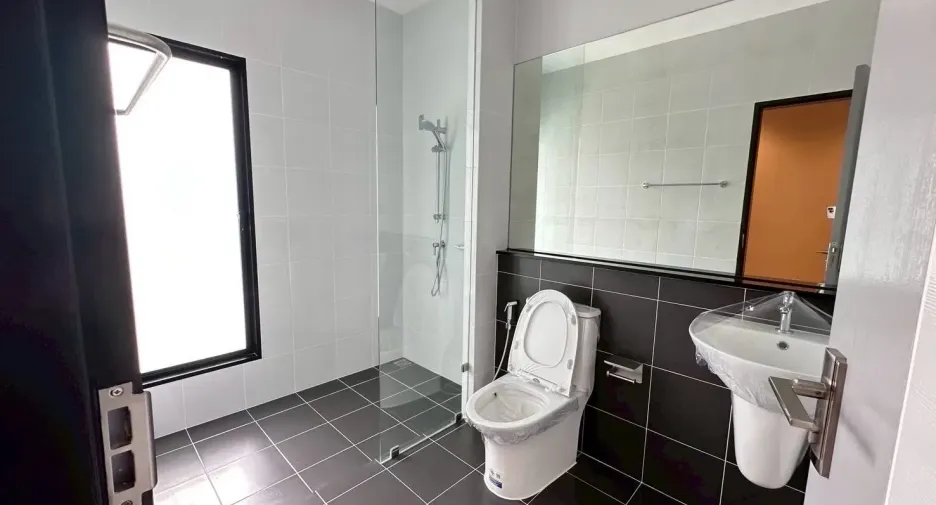 For rent 3 bedrooms office in Lat Phrao, Bangkok
