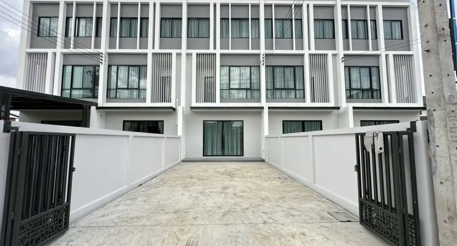 For rent 3 bedrooms office in Lat Phrao, Bangkok