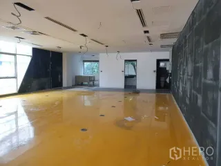 For rent retail Space in Khlong Toei, Bangkok
