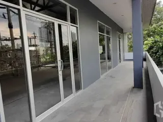 Аренда торговое помещение в Кхлонг Тоеи, Бангкок
