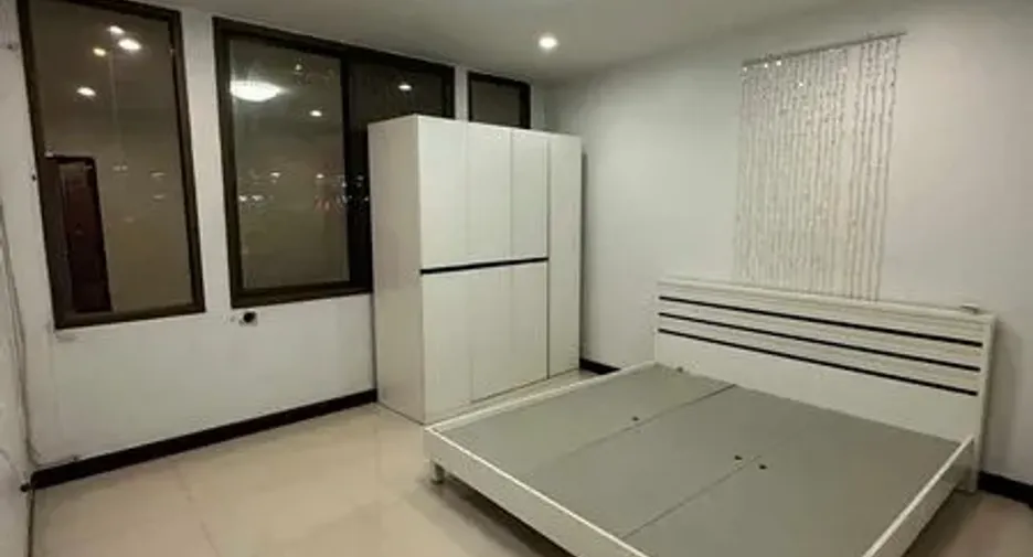 For rent retail Space in Yan Nawa, Bangkok