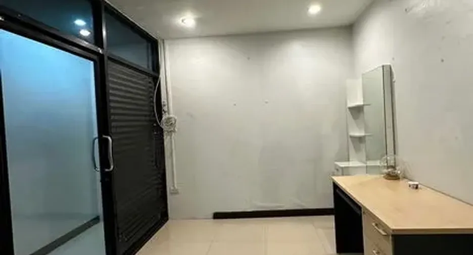 For rent retail Space in Yan Nawa, Bangkok