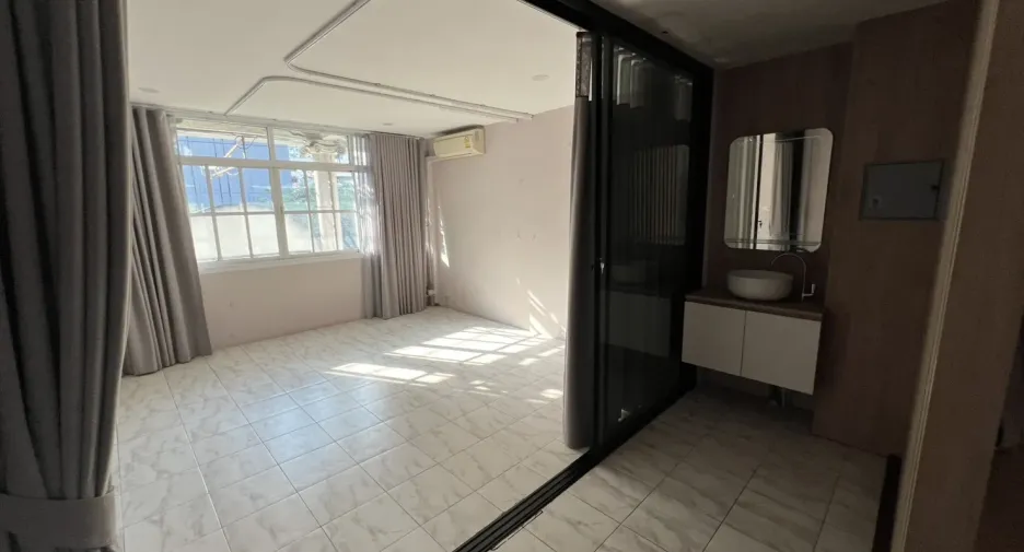 For rent and for sale 5 bedrooms retail Space in Watthana, Bangkok