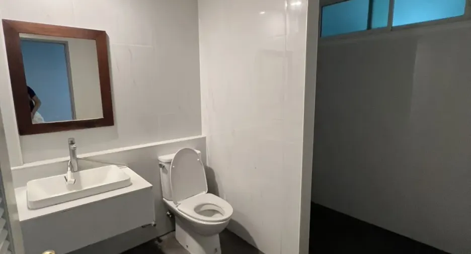 For rent and for sale 5 bedrooms retail Space in Watthana, Bangkok