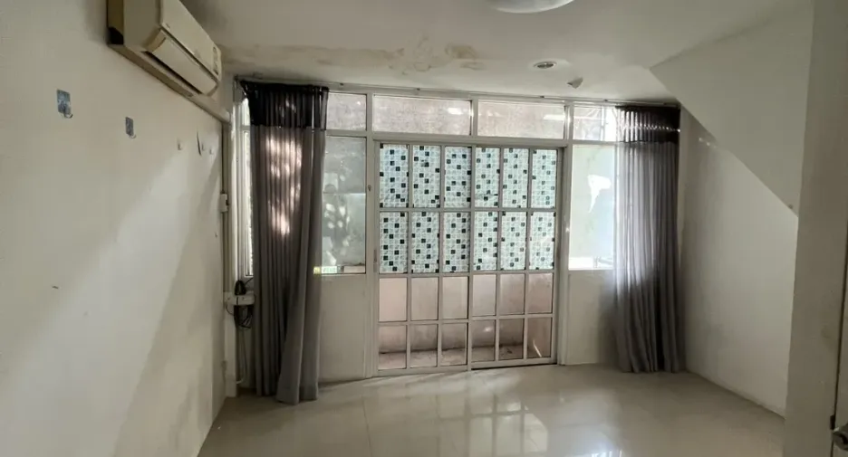 For rent and for sale 5 bedrooms retail Space in Watthana, Bangkok