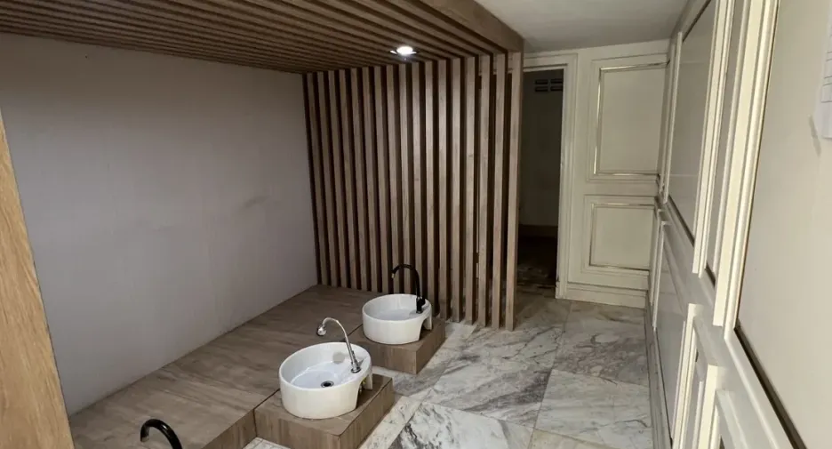 For rent and for sale 5 bedrooms retail Space in Watthana, Bangkok