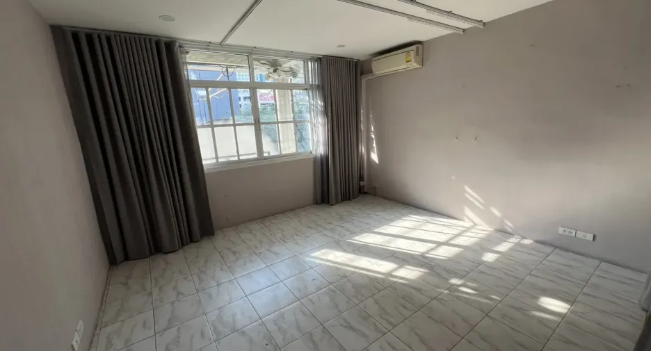 For rent and for sale 5 bedrooms retail Space in Watthana, Bangkok
